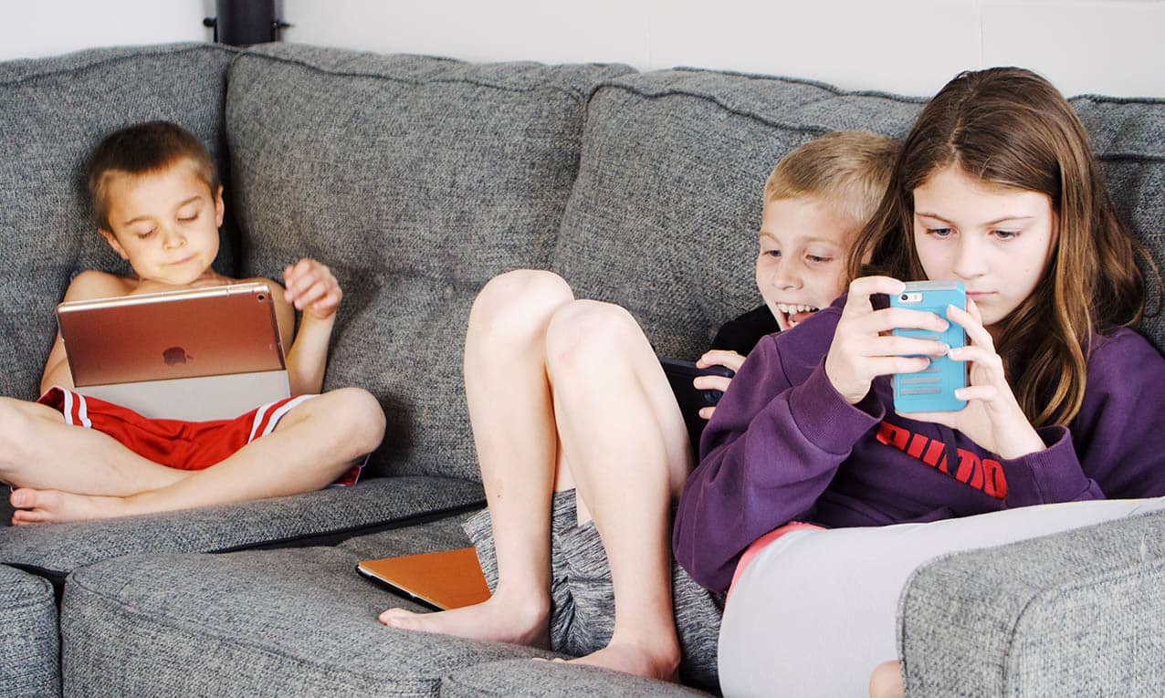 Niños con telefonos y tablet
