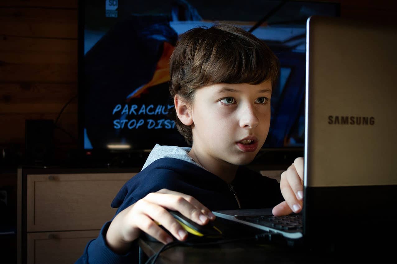 Adicción a las pantallas y binge-watching