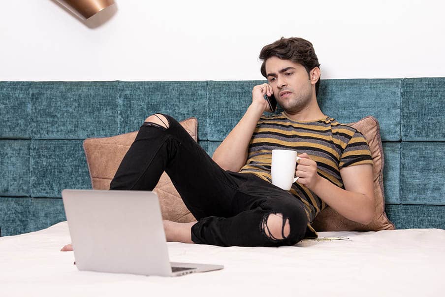 Hombre telefono control pareja_Que es el stalkerware