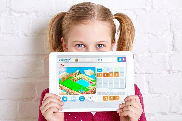 Niña con tablet_elcontrolparental
